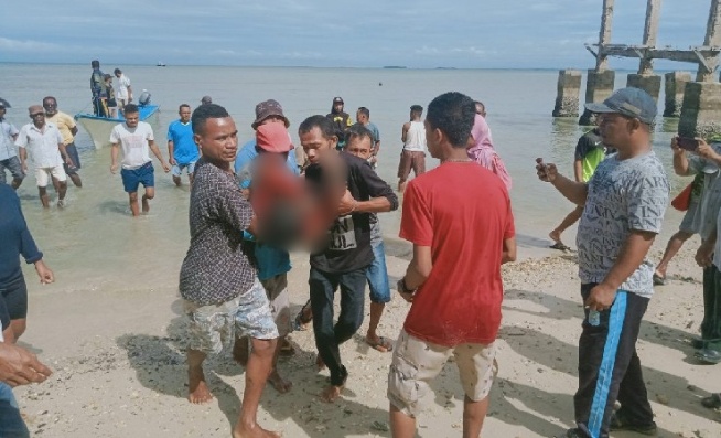 TEMUKAN | Masyarakat sekitar pantai kampung baru Kaimana berhasil menemukan salah satu korban yang hilang akibat hanyut terbawa arus pantai Kaimana, Papua Barat saat sedang menjaring. (Foto: Ist/Seputarpapua)
