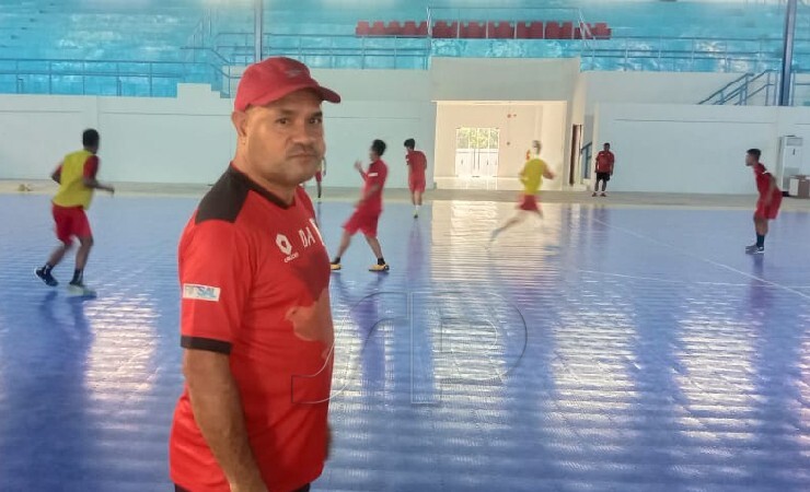 Pelatih Tim Futsal, Daud Hendri memantau timnya di GOR Futsal Timika. (Foto: Ist/seputarpapua)