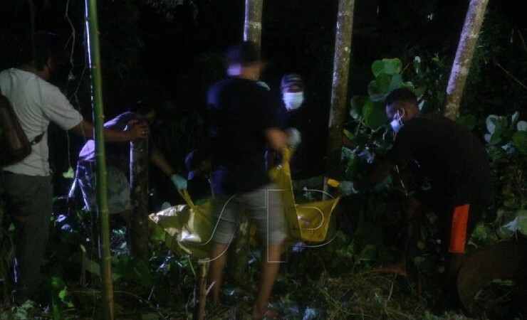 EVAKUASI | Kepolisian dibantu warga mengevakuasi jenazah Lambertus Tabuni, Jumat malam. (Foto: Yonri/Seputarpapua)