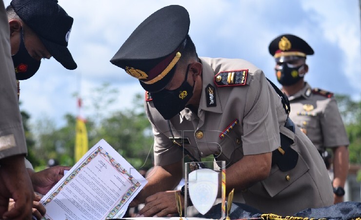 Kasat Binmas Polres Mimika, Iptu Paylus Rande Ratu saat menjalani pengukuhan jabatan. (Foto: Yonri/seputarpapua)