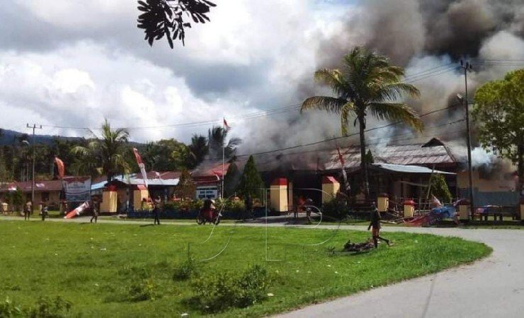 POLSEK DIBAKAR | Tampak Mapolsek Nimboran yang terbakar, Senin (2/8/2021). (Foto: Ist)