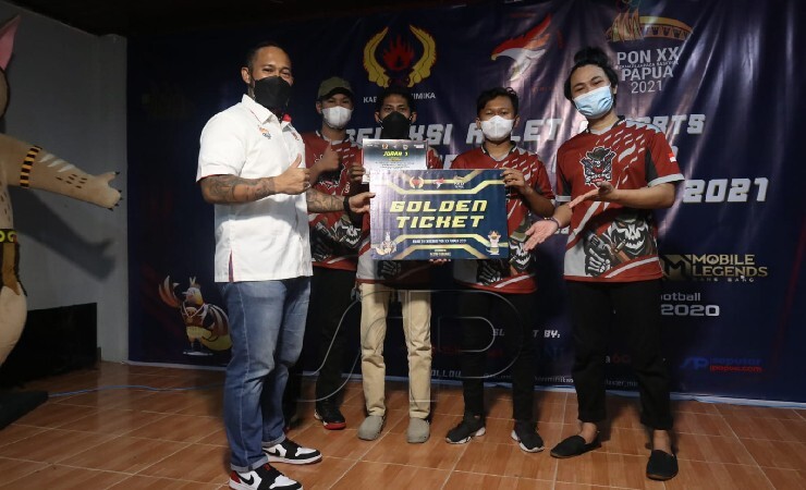 PENYERAHAN | Wakil Ketua Bidang Pembinaan dan Prestasi (Binpres) KONI Mimika, Reddy Wijaya, menyerahkan golden ticket kepada tim Smoking Guns yang menduduki posisi pertama seleksi atlet tim PUBG Mobile. (Foto: Saldi/Seputarpapua)