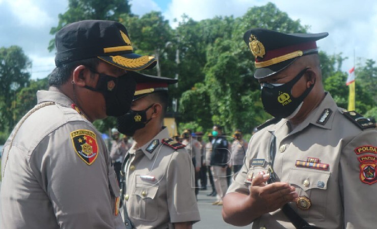Kapolres Mimika AKBP I Gusti Era Adhinata mengukuhkan Ipda Bambang Triyatwoko menjadi Kapolsek Kwamki Narama, Senin (2/8/2021). (Foto: Yonri/Seputarpapua)