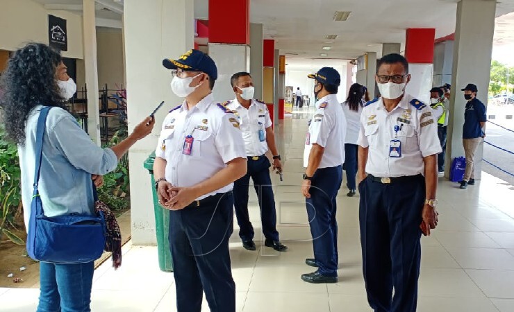 TINJAU | Otoritas Bandara pantau pelaksanaan PPKM di Bandara Mopah, Merauke, Jumat (6/8/2021). (Foto: Ist)