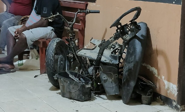 BARANG BUKTI | Sepeda motor Honda Beat yang tadinya dicuri BI dalam keadaan utuh, kini dalam kondisi terpisah-pisah akibat di preteli. (Foto: Saldi/Seputarpapua)