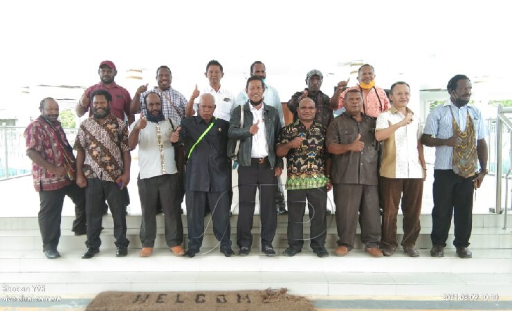 Foto bersama anggota DPRD Mimika periode 2014-2019 usai memberikan keterangan kepada wartawan. (Foto: Anya Fatma/Seputarpapua)