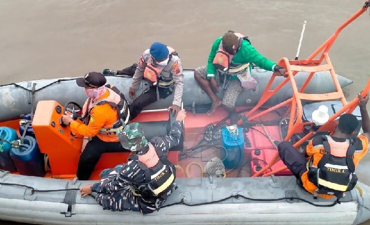 PENCARIAN | Tim SAR gabungan mulai melakukan pencarian terhadap perahu fiber yang bermuatan 13 orang di perairan Asmat. (Foto: Ist/Seputarpapua)