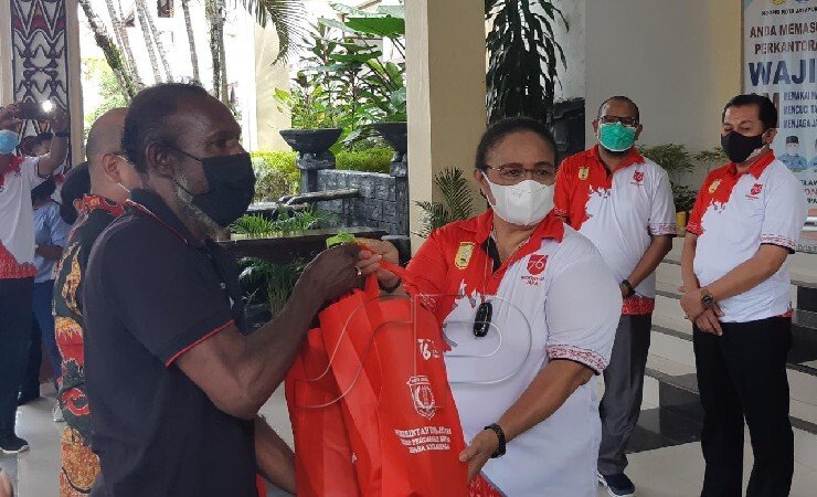 SERAHKAN | Ketua Dekranasda Kota Jayapura, Kristhina Mano, saat menyerahkan simbolis bantuan bahan baku dan mesin kerja, di Halaman Kantor Wali Kota Jayapura, Kamis (12/8/2021). (Foto: Adi/ Seputarpapua)