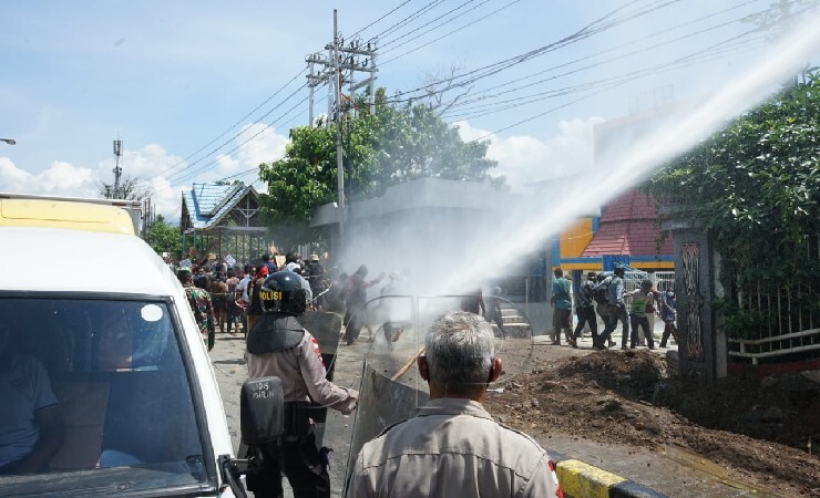 BUBARKAN | Aparat Keamanan saat membubarkan masa yang unjuk rasa (Foto: Pid Brimob Papua)