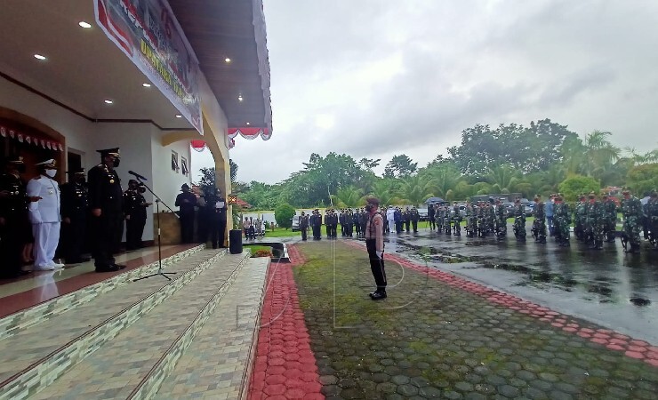 SUASANA | Suasana Upacara Taptu di Pendopo, rumah negara SP 3. (Foto: Kristin Rejang/Seputarpapua)