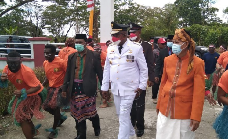 SAMBUT | Wakil Bupati Mimika, Johannes Rettob disambut dengan tarian oleh warga binaan Lapas Kelas II B Timika, Selasa (17/8/2021). (Foto: Kristin Rejang/Seputarpapua)