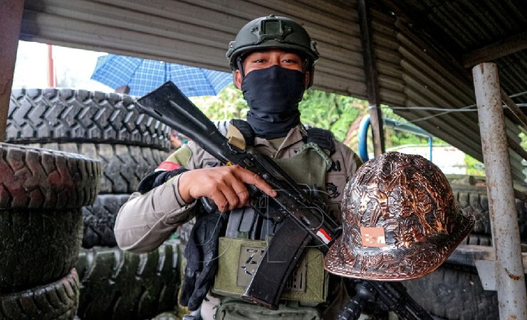 Seorang anggota Brimob Ops Amole berfoto dengan helm tembaga hadiah dari PT Freeport Indonesia di Pos Keamanan Tembagapura, Selasa (17/8/2021). (Foto: Yonri/Seputarpapua)