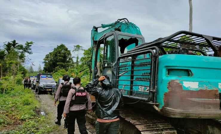 RUSAK | Alat Berat jenis excavator yang dirusak sekelompok warga di jalan Freeport lama, area Mile Point 21, Rabu (18/8/2021). (Foto: Saldi/Seputarpapua)