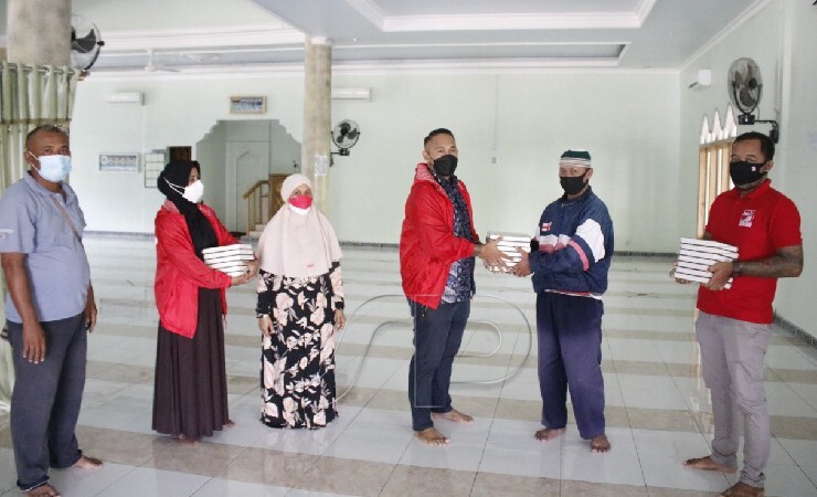 SERAHKAN | Perwakilan pengurus dan anggota legislatif dari PSI menyerahkan Alquran ke pengurus masjid Al-Ikhlas SP 2. (Foto: Ist/Jimmy Teturan)