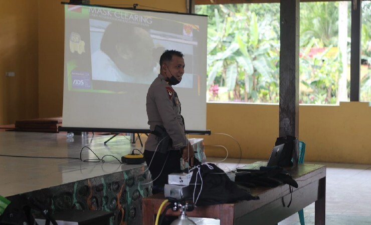 MATERI | Ipda Kristo Lewerissa saat menyampaikan pelatihan selam kepada personel Sat Brimob Polda Papua di Mimika. (Foto: Ist/Seputarpapua)
