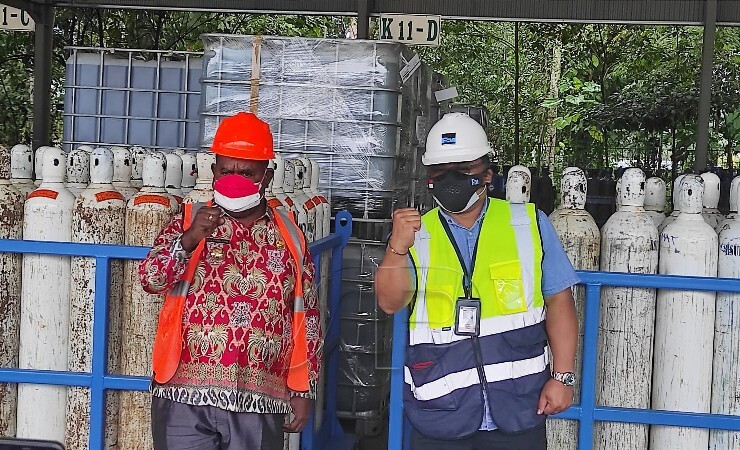 BANTUAN OKSIGEN | VP Govrel Jony Lingga dan Bupati Asmat Elisa Kambu s berada di 32BR Warehouse LIP, Kuala Kencana untuk penyerahan bantuan oksigen medis. (Foto: Mujiono/Seputarpapua)