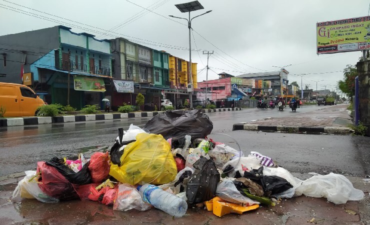 SAMPAH | Tumpukan sampah di trotoar Jalan Hasanudin, Timika. (Foto: Anya Fatma/Seputarpapua)