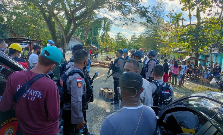 PEMALANGAN | Aksi pemalangan jalan dilakukan warga di jalan poros Timika-Poumako, Mimika, Papua, Sabtu (21/8/2021). (Foto: Saldi/Seputarpapua)