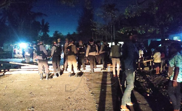 APARAT | Aparat Kepolisian masih berjaga-jaga di tempat kejadian pemalangan Jalan Poros Mapurujaya-Kaugapu. (Foto: Mujiono/Seputarpapua)