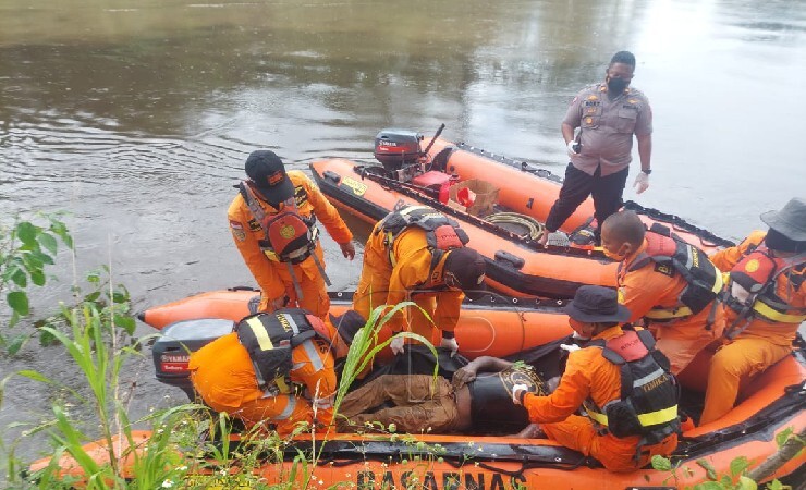 TEMUKAN | Jasad Simon Felix Kapirapu ditemukan tim SAR gabungan saat penyisiran di sungai atau kali Wania, Distrik Mimika Timur, Mimika, Papua, Minggu (22/8/2021). (Foto: Humas SAR)