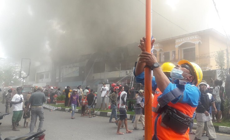 KEBAKARAN | Suasana Kebakaran di Jalan Yos Sudarso, Rabu (25/8/2021). (Foto: Yonri/Seputarpapua)