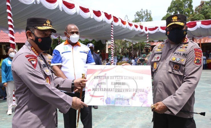 SERAHKAN | Kapolri Jendral Polisi Drs. Listyo Sigit Prabowo menyerahkan simbolis Oksigen Generator kepada Kapolda Papua Irjen Polisi Mathius D. Fakhiri, Jumat (27/8/2021). (Foto: Humas Polda Papua)