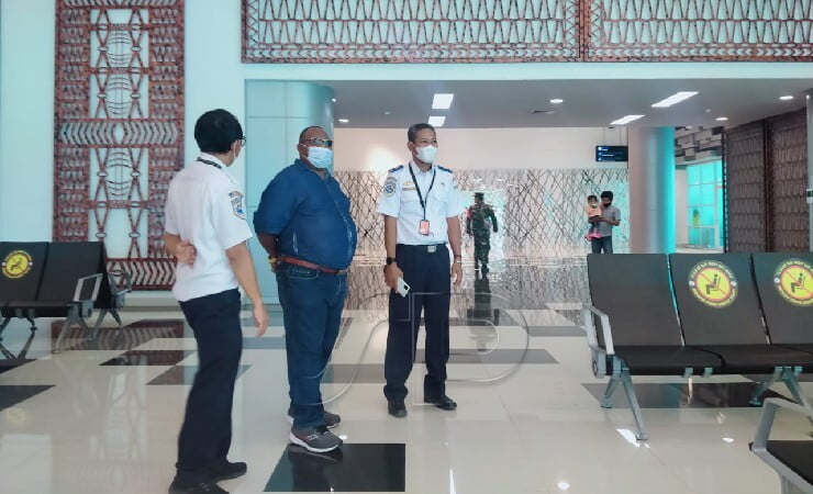 TINJAU | Wakil Ketua Komisi IV DPRP Thomas Sondegau didampingi staf UPBU Mozes Kilangin Timika meninjau terminal baru. (Foto: Anya Fatma/Seputarpapua)