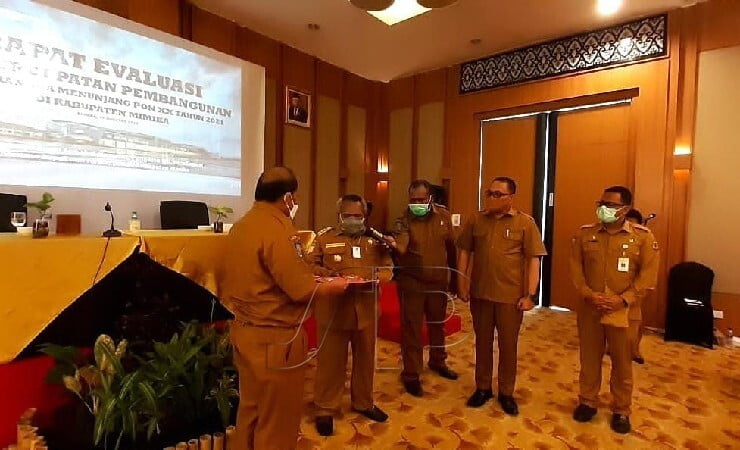 SERAH | Bupati Mimika Eltinus Omaleng menyerahkan SK Plt Kepala Dinas Lingkungan Hidup kepada Syahrial. (Foto: Ist/Seputarpapua)