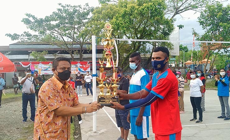 HADIAH | Kepala Distrik Mimika Baru Dedi Paokuma menyerahkan hadiah kepada juara 1 lomba bola volly Tim Putra Kelurahan Otomona. (Foto: Anya Fatma/Seputarpapua)