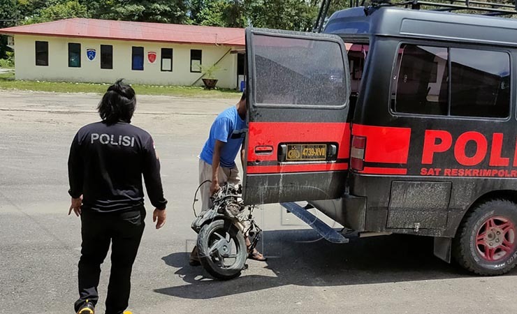 ANGKUT | Penyidik Satuan Reskrim mengangkut barang bukti sepeda motor hasil curian yang sudah di preteli oleh tersangka. (Foto: Saldi/Seputarpapua)