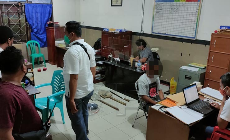 PERIKSA | Penyidik Satreskrim tampak sedang memeriksa salah satu tersangka penganiayaan korban Sergius Rumkorem di Kantor Pelayanan Polres Mimika, Papua. (Foto: Saldi/Seputarpapua)