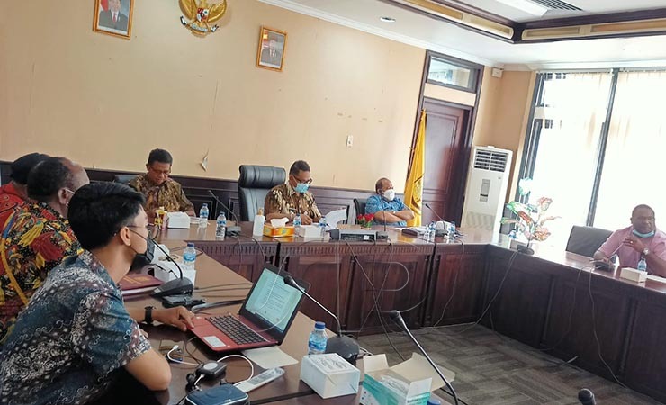 RAPAT | Rapat antara Pemda Mimika bersama YPMAK. (Foto: Kristin Rejang/Seputarpapua)