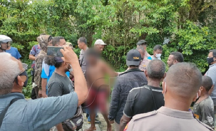 DITANGKAP | Seorang pemuda bernama Lendius ditangkap setelah melompat ke kali di jalan Belibis, Timika, Papua. (Foto: Saldi/Seputarpapua)