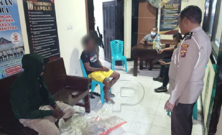 DITANGKAP | Polisi tangkap seroang warga di Kaugapu, Distrik Mimika Timur lantaran menjual minuman beralkohol jenis sopi. (Foto: Ist/Seputarpapua)