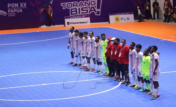 Pemain Tim Futsal Papua menyanyikan lagu kebanggaan ‘Tanah Papua’ sebagai perayaan setelah menang atas Kepulauan Riau dengan skor 6-3 lawan di Venue Futsal PON Klaster Mimika, Jalan Poros SP5, Senin (27/9/2021). (Foto: Humas PPM PON Papua SUB Mimika)
