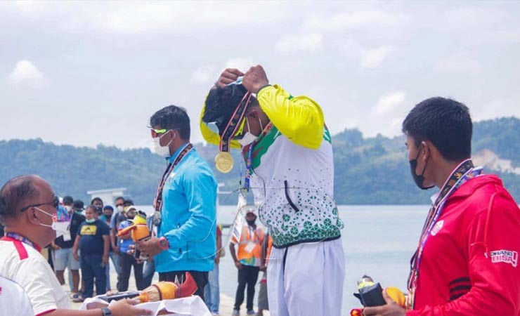 Atlet Dayung Provinsi Riau, Mayzir Riyondra saat mengalungi medali emas di nomor kayak 1 jarak 1.000 meter. (Foto: PB PON XX Papua/Zani Renfaan)