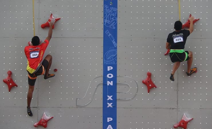 PANJAT TEBING | Atlet panjat tebing putra berlaga pada kelas speed world record PON XX Papua 2021 di Venue Sport Climbing Mimika, Selasa (28/9/2021). (Foto: Saldi Hermanto/Seputarpapua)