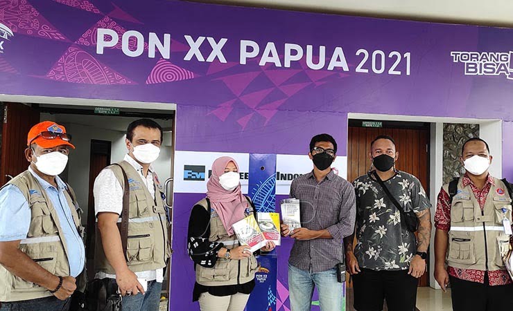 PENYERAHAN | Satgas Covid-19 Bidang Prilaku pada BNPB menyerahkan rekomendasi kepada pengelola Mimika Sport Complex (MSC). (Foto: Mujiono/Seputarpapua)