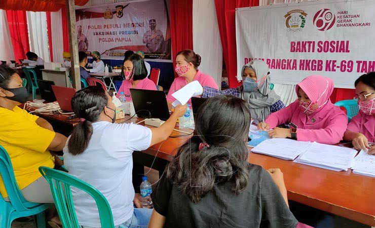 MELAYANI | Bhayangkari Cabang Mimika melayani warga yang akan menerima vaksin Covid-19 di Kantor Pelayanan Polres Mimika, Papua, Senin (27/9/2021). (Foto: Saldi/Seputarpapua)