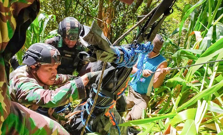 Sejumlah Personel TNI mengevakuasi Jenasah Nakes Gabriella Meilani dari dasar jurang. (Foto: Ist)