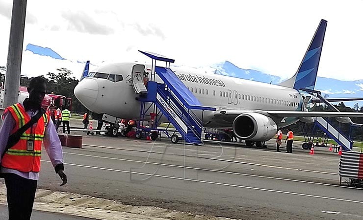 PESAWAT | Pesawat Garuda saat mendarat di apron Bandara Mozes Kilangin yang dikelola UPBU (sisi selatan). (Foto: Mujiono/Seputarpapua)