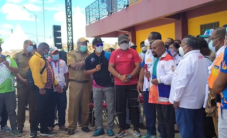 PESAN | Gubernur Papua Lukas Enembe didampingi Bupati Mimika Eltinus Omaleng memberikan pesan kepada Atlet Panjat Tebing Papua. (Foto: Anya Fatma/Seputarpapua)