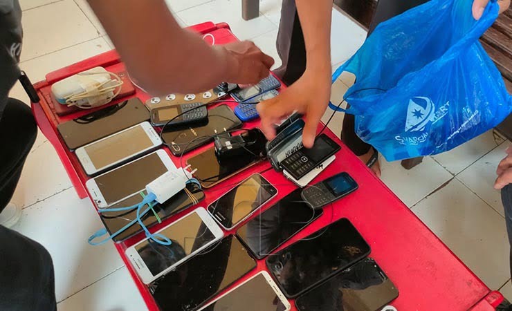 TEMUAN | Puluhan unit telepon seluler yang ditemukan petugas di ruang tahanan Mapolres Mimika. (Foto: Saldi/Seputarpapua)