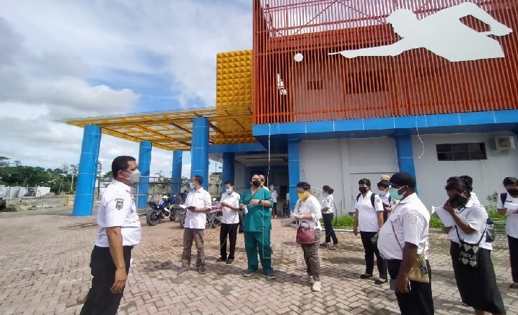 TINJAU | Bidang Kesehatan Sub PB PON Mimika melakukan peninjauan di Venue Biliar. (Foto: Anya Fatma/Seputarpapua)