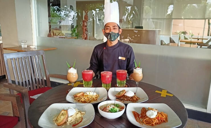PERKENALKAN | Chef Mulya saat memperkenalkan Aneka Promo menu baru 'September Better'. (Foto: Kristin Rejang/Seputarpapua)