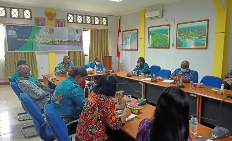 RAPAT - Rapat pembentukan TPKD di Kantor Bappeda. (Foto: Kristin Rejang/Seputarpapua)