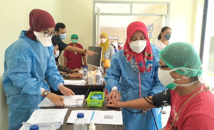 PERIKSA | Pemeriksaan kesehatan oleh tim vaksinator sebelum disuntik vaksin dosis ketiga. (Foto: Anya Fatma/Seputarpapua)