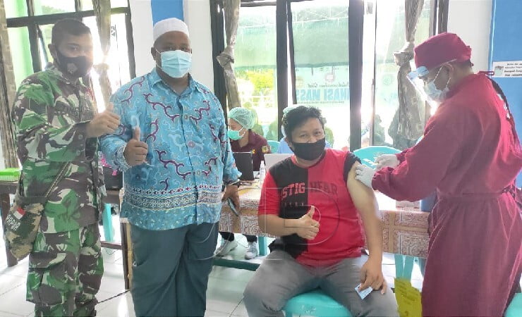 VAKSIN | Ketua MUI Mimika saat mendampingi peserta vaksinasi massal yang digelar MUI dan Ormas Islam di Mimika. (Foto: Mujiono/Seputarpapua)