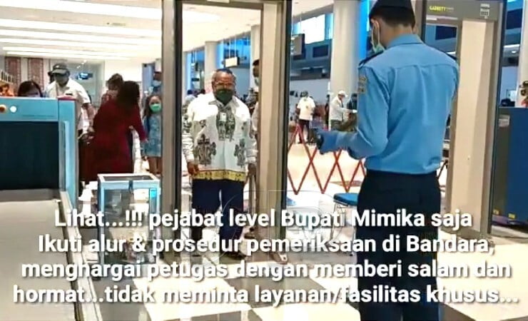 PATUHI ATURAN | Bupati Mimika Eltinus Omaleng saat melewati proses pemeriksaan petugas bandara. (Foto: Screenshot video/Seputarpapua)