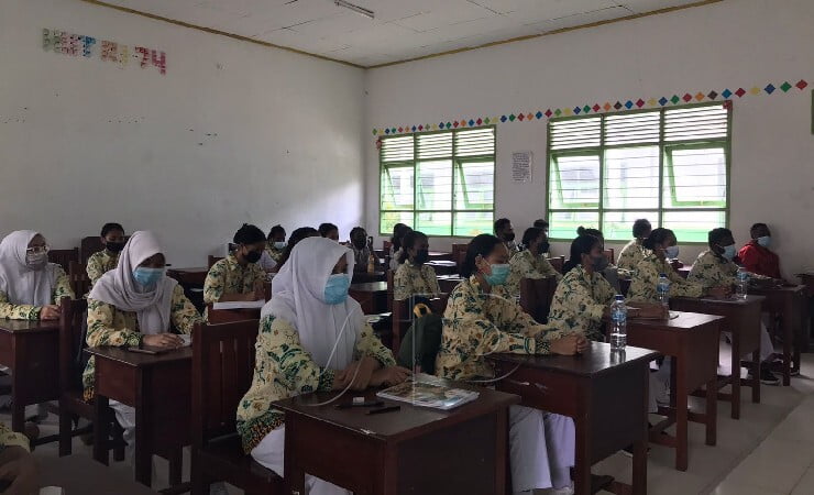 BELAJAR | Siswa SMK Negeri 3 Mimika mengikuti belajar tatap muka. (Foto: Anya Fatma/Seputarpapua)